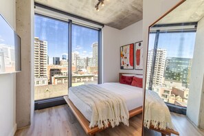 1 bedroom, iron/ironing board, WiFi, bed sheets - Modern Downtown 1BR with Semi-Private Terrace (Montreal)