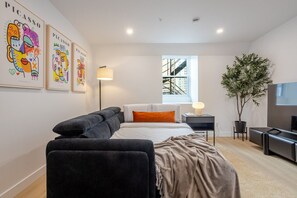 TV - Stylish Downtown Retreat (Montreal)