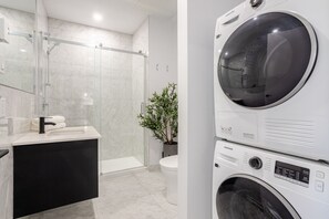 Hair dryer, towels - Stylish Downtown Retreat (Montreal)