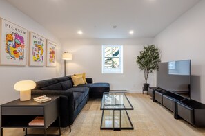 TV - Stylish Downtown Retreat (Montreal)