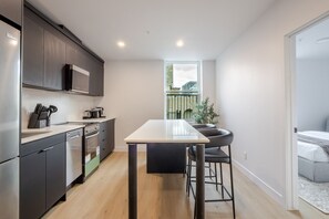 Fridge, microwave, oven, stovetop - Stylish Downtown Retreat (Montreal)