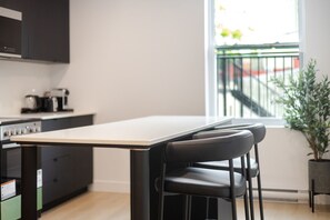 Fridge, microwave, oven, stovetop - Stylish Downtown Retreat (Montreal)