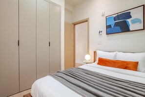 2 bedrooms, iron/ironing board, WiFi, bed sheets - Modern Retreat with Chic Design in Downtown MTL (Montreal)