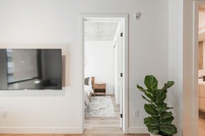 2 bedrooms, WiFi - Urban Chic Stay with Skyline Views (Montreal)