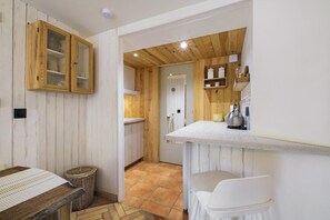 Interior - Apartment 'La Suite Du Jardin Du Clos Stemarie' with Sea View, Wi-Fi and Air Conditioning (Roquefort-les-Pins)