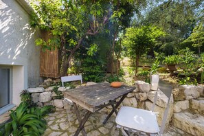 Outdoor dining - Apartment 'La Suite Du Jardin Du Clos Stemarie' with Sea View, Wi-Fi and Air Conditioning (Roquefort-les-Pins)