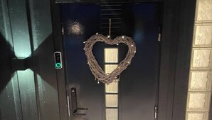 A black door with a heart-shaped wreath, a window, and a doorbell. - Renovated Apartment High Standard to City Center, Park (Tromsø)