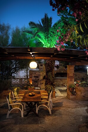 Outdoor dining - Modern Spacious Apartment near Karfas Beach (Karfas)