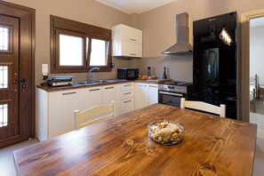 Fridge, microwave, oven, electric kettle - Modern Spacious Apartment near Karfas Beach (Karfas)
