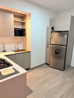 Microondas, horno, placa de cocina