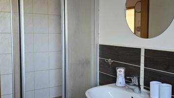 Dusche, Haartrockner, Handtücher, Seife