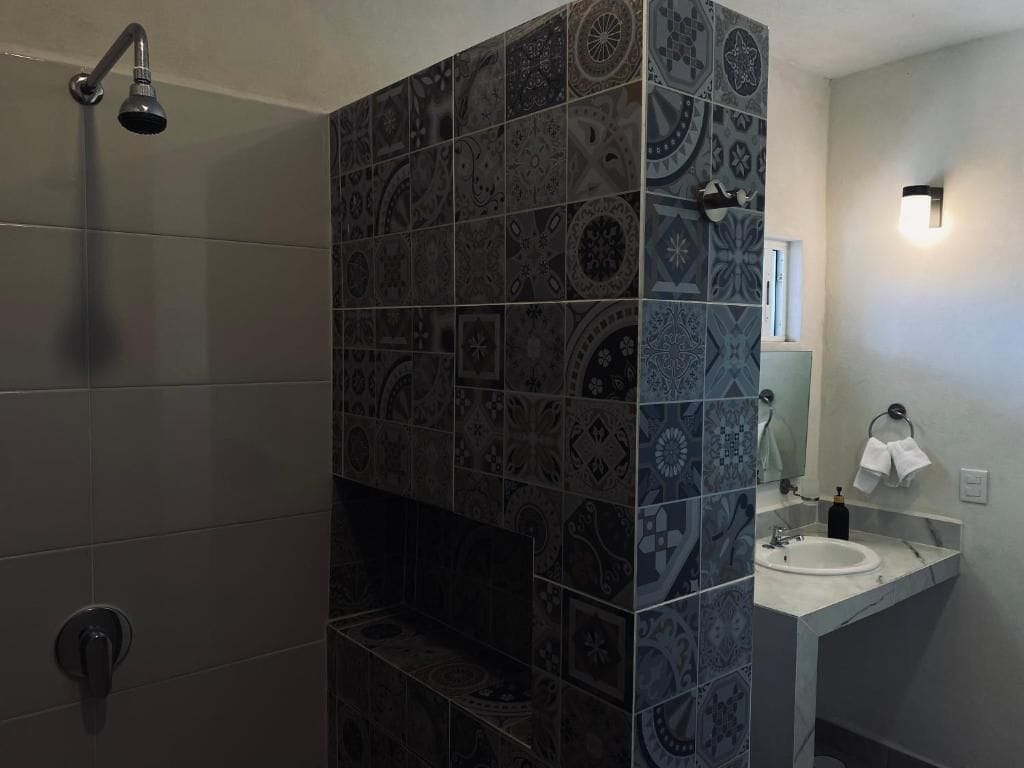 Kamar Double, balkon, pemandangan pantai | Kamar mandi | Shower, perlengkapan mandi gratis, handuk, dan sabun