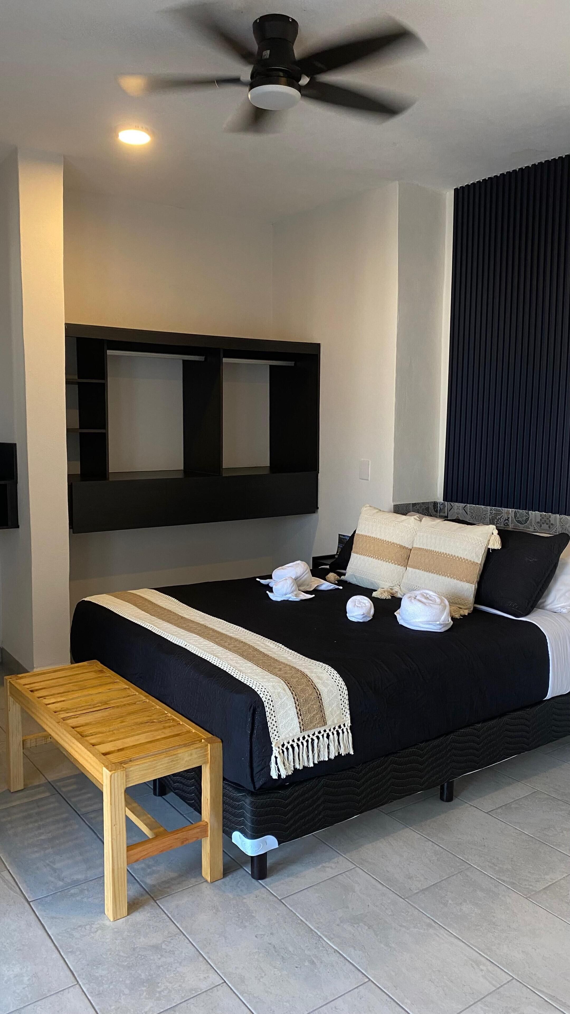 Habitación exclusiva, balcón, vistas a la playa | Ropa de cama de alta calidad, edredones de plumas, wifi gratis