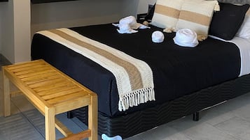 Habitación exclusiva, balcón, vistas a la playa | Ropa de cama de alta calidad, edredones de plumas, wifi gratis