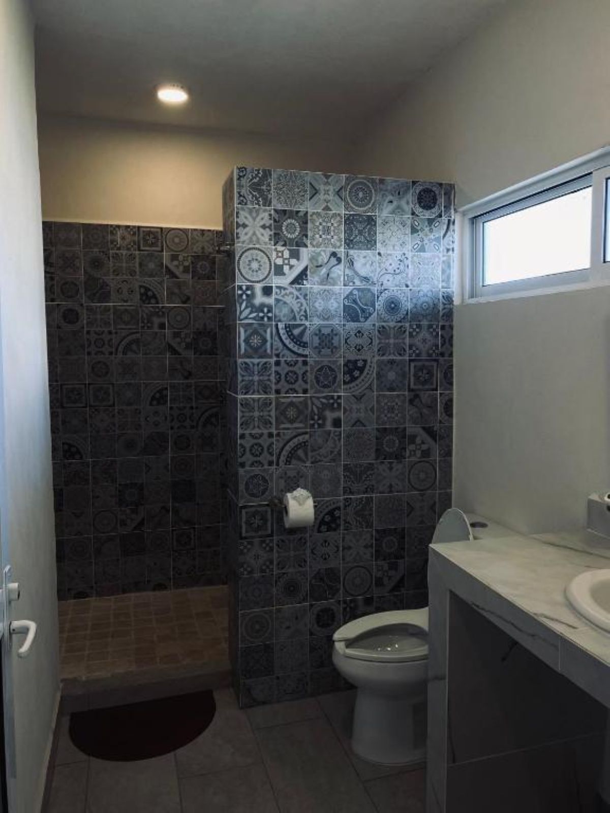 Habitación doble, balcón, vista a la playa | Baño | Regadera, amenidades de baño gratuitas, toallas, jabón 