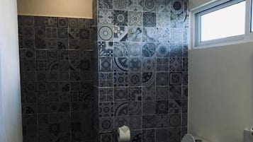 Habitación doble, balcón, vista a la playa | Baño | Regadera, amenidades de baño gratuitas, toallas, jabón