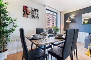 Dining - Comfy 2 Bed & 2 Bath Property Near King's Cross Station (London)