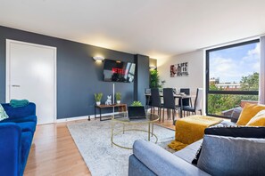Living area - Comfy 2 Bed & 2 Bath Property Near King's Cross Station (London)