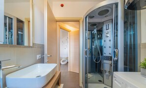 Shower, hair dryer, bidet, towels - Sute StyleHouse Apartment (Olbia)