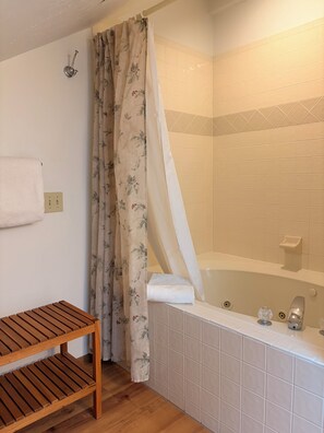 Jetted bath, hair dryer, towels, soap - Clean & Spacious 3‑Bed 2‑Bath Condo/Ephraim 201 (Ephraim)