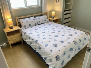 Room - Steps from the Shore, Modern Beachy Getaway (Dunnottar)