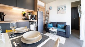 A compact living space with a kitchen, dining area, and a sofa. - Mobile Home Paradise (Sveti Filip i Jakov)