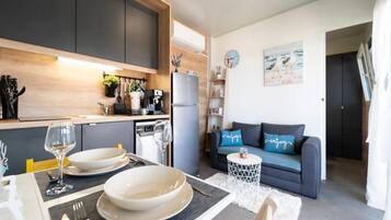Nhà di động (Two Bedroom Mobile Home with Terrace) | Phòng khách | TV màn hình phẳng 32-inch có truyền hình cáp