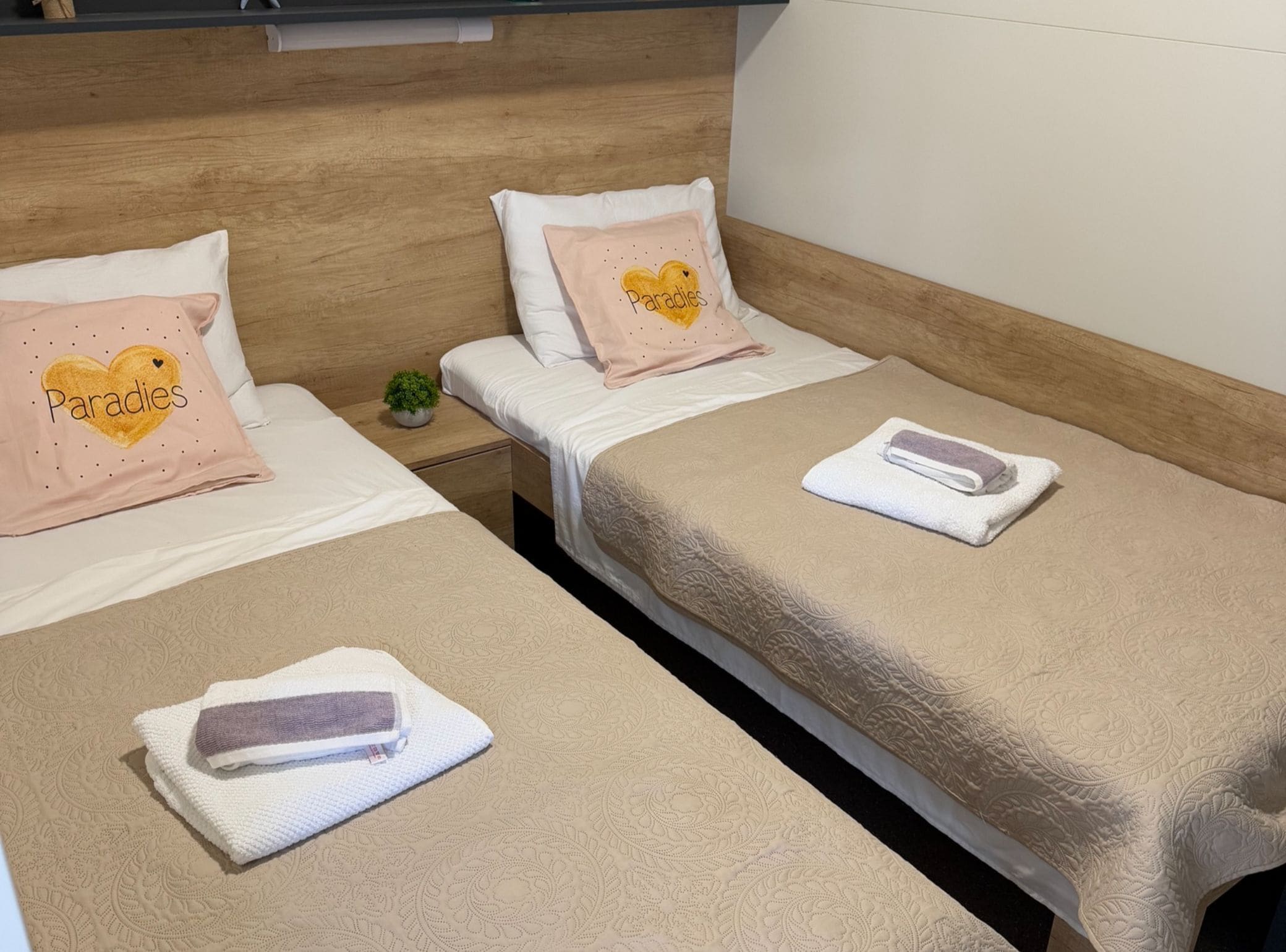 Mobile Home (Two Bedroom Mobile Home with Terrace) | 2 bedrooms, cots/infant beds