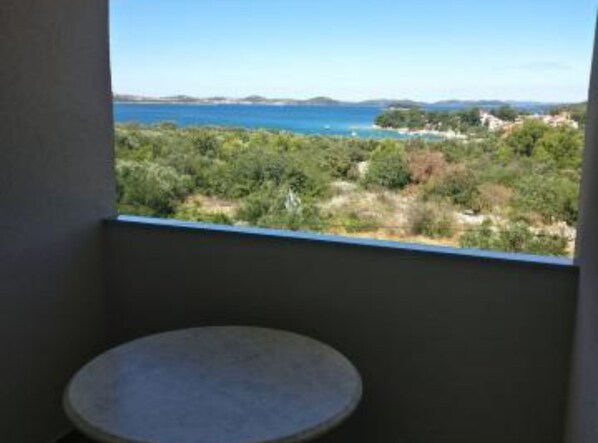 Estudio (Studio Apartment with Balcony) | Balcón