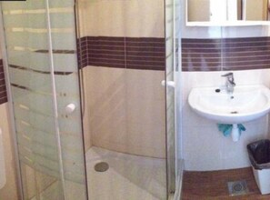 Apartment (One Bedroom Apartment with Terrace) | Bathroom - Guest House Jurković (Pirovac)