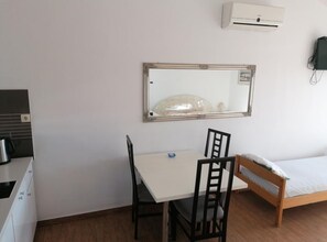 Studio (Studio Apartment with Balcony) | Phòng khách