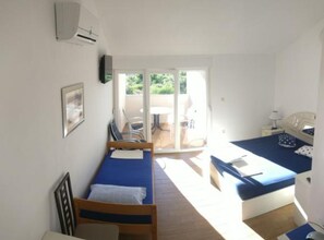 Studio (Studio Apartment with Balcony) - Guest House Jurković (Pirovac)