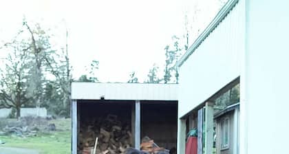 Charming 2-bedroom farmhouse in Willamina's relaxing countryside.