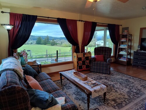 Charming 2-bedroom farmhouse in Willamina's relaxing countryside.