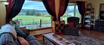Charming 2-bedroom farmhouse in Willamina's relaxing countryside.
