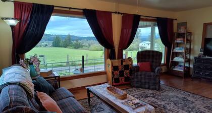 Charming 2-bedroom farmhouse in Willamina's relaxing countryside.