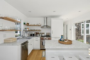 Private kitchen - Beautiful 3-bedroom house. Walk to town in quaint Bridgehampton! (Bridgehampton)