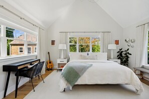 3 bedrooms, iron/ironing board, free WiFi, bed sheets - Beautiful 3-bedroom house. Walk to town in quaint Bridgehampton! (Bridgehampton)