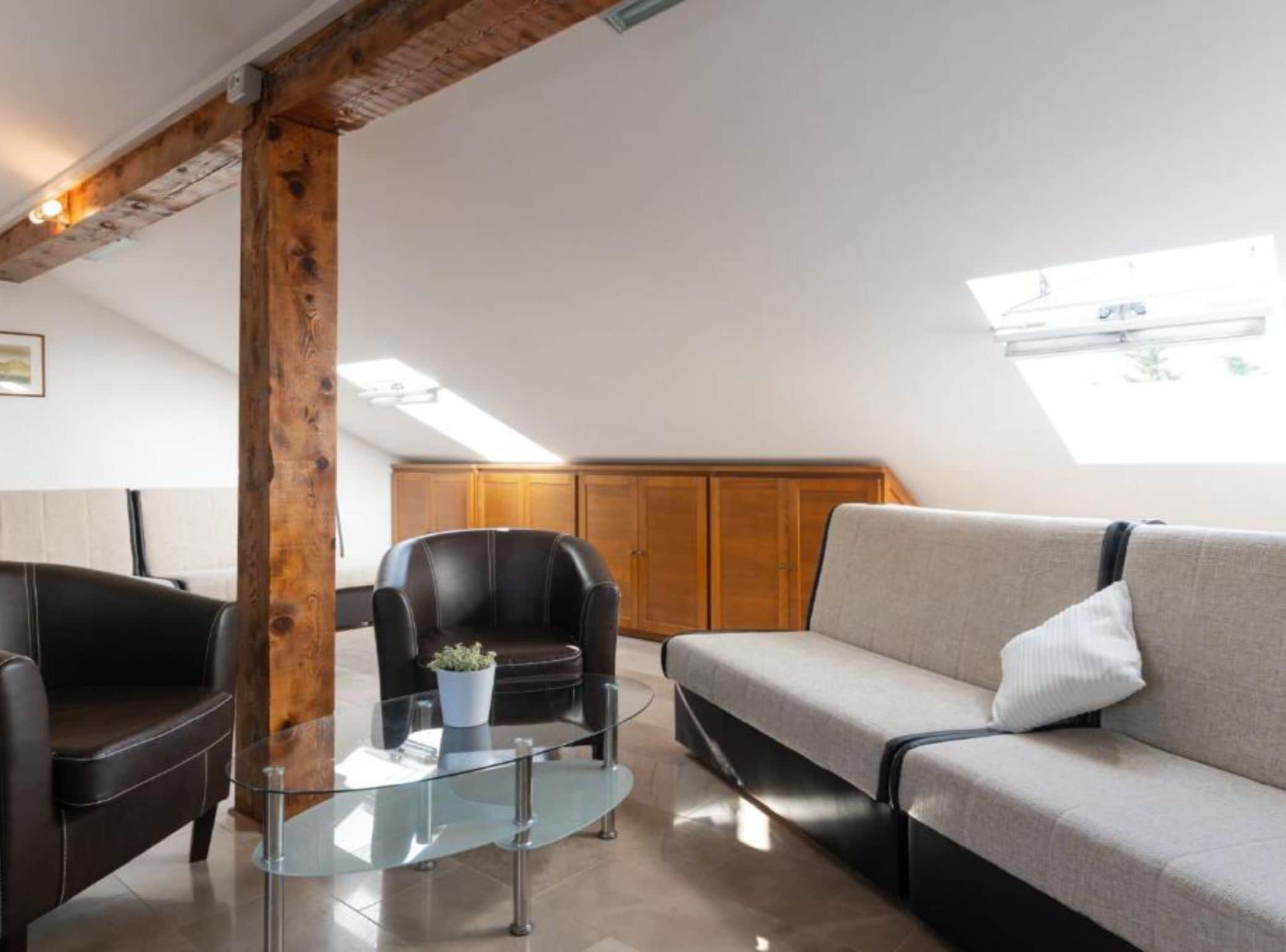Studio (Studio apartment Roof) | Living room | 32-inch flat-screen TV with satellite channels