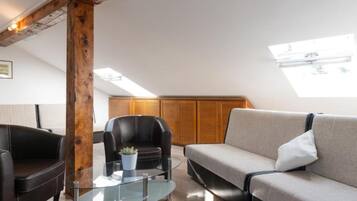Studio (Studio apartment Roof) | Living room | 32-inch flat-screen TV with satellite channels