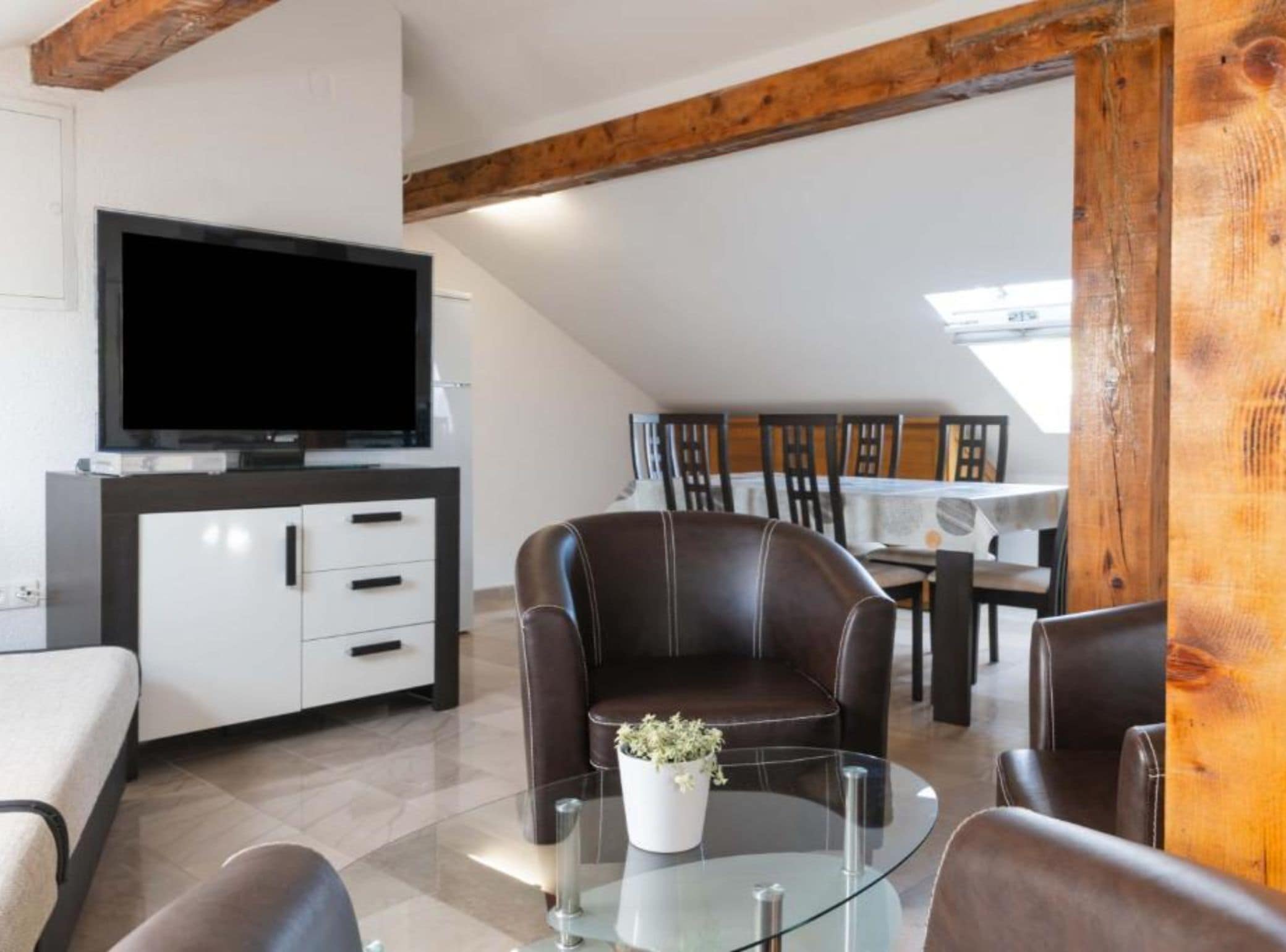Studio (Studio apartment Roof) | Living room | 32-inch flat-screen TV with satellite channels