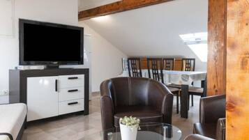 Studio (Studio apartment Roof) | Living room | 32-inch flat-screen TV with satellite channels