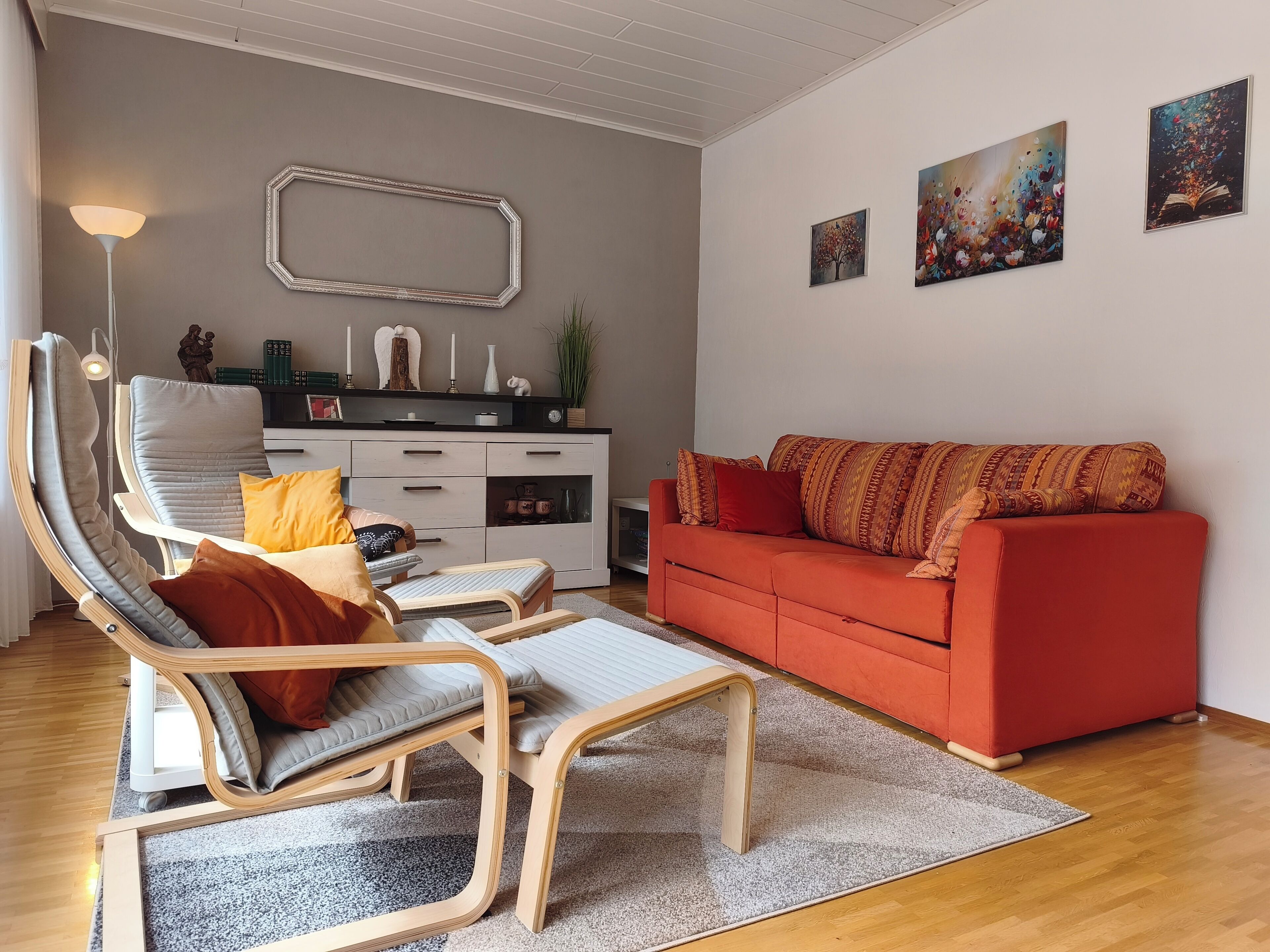Smart-TV, DVD-Player, Bücher, Stereoanlage