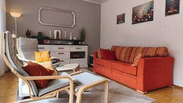 Smart-TV, DVD-Player, Bücher, Stereoanlage