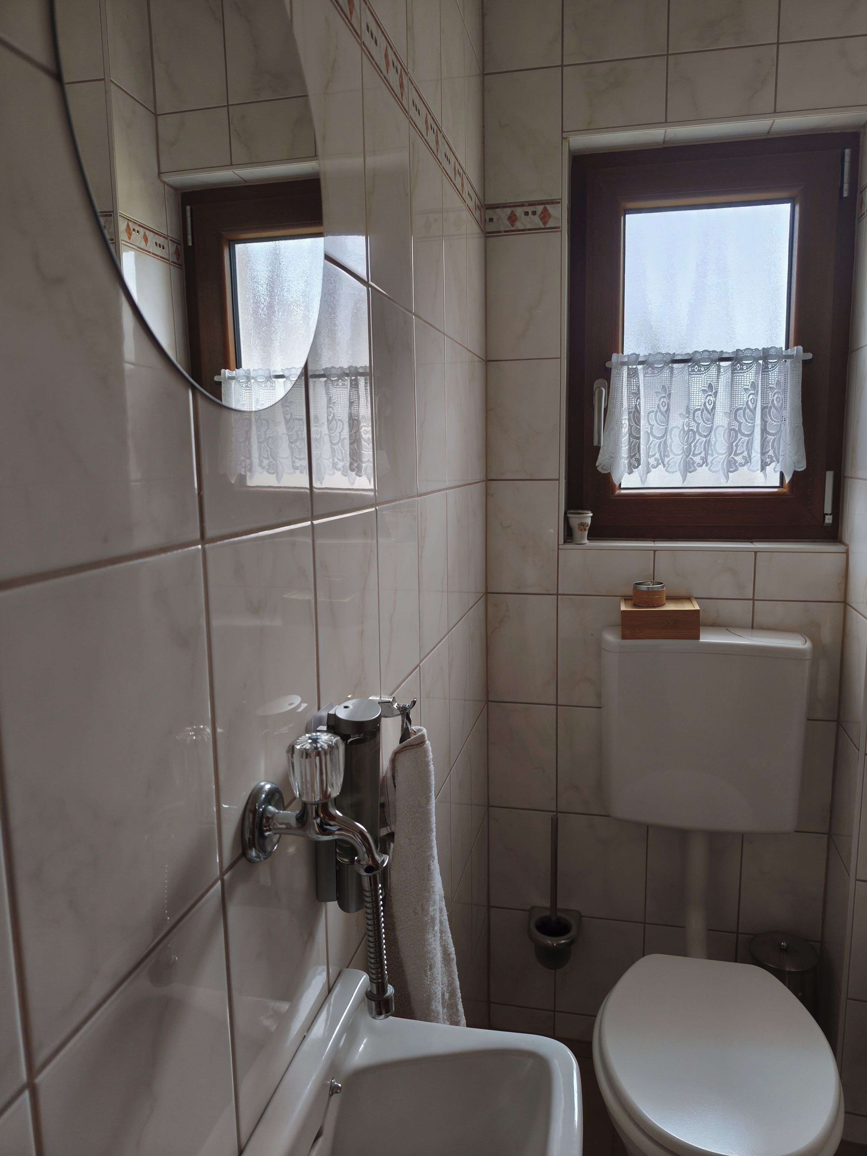 Haartrockner, Handtücher, Seife, Toilettenpapier