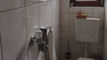 Haartrockner, Handtücher, Seife, Toilettenpapier