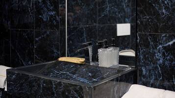 Ducha, secador de pelo, toallas, jabón