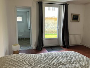 1 habitación, tabla de planchar con plancha y ropa de cama 