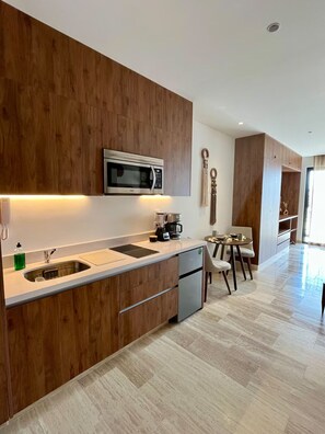 Fridge, microwave, stovetop, coffee/tea maker - Studio 5th Av, Fast Wi-Fi, Rooftop Pool & Gym (Playa del Carmen)