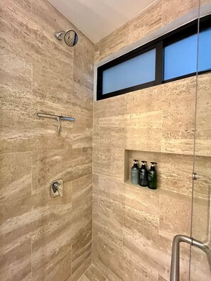 Shower, hair dryer, towels, soap - Studio 5th Av, Fast Wi-Fi, Rooftop Pool & Gym (Playa del Carmen)